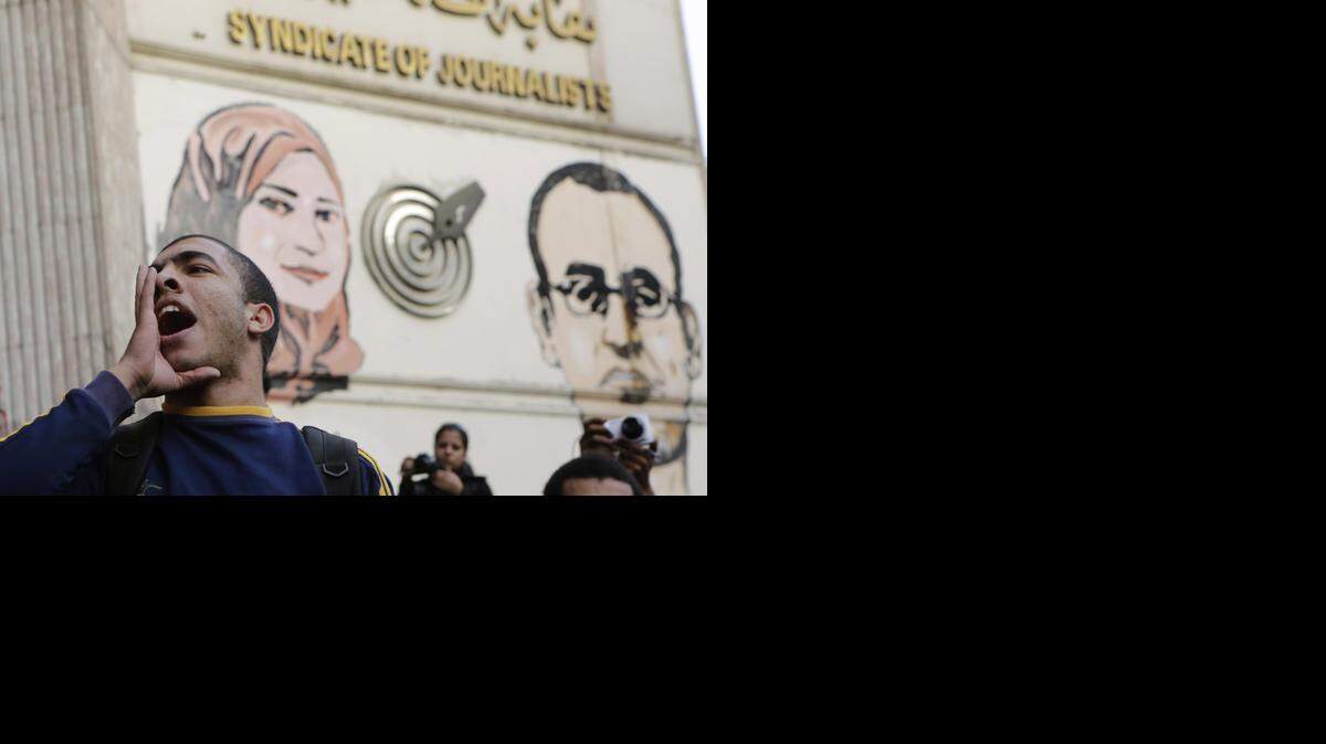 
Un egipcio grita consignas contra el depuesto presidente Hosni Mubarak durante una protesta en El Cairo, el 2 de diciembre. Un juez desestimó el caso contra Mubarak y halló no culpable a su jefe de seguridad en relación con 100 muertes durante el levantamiento del 2011.


