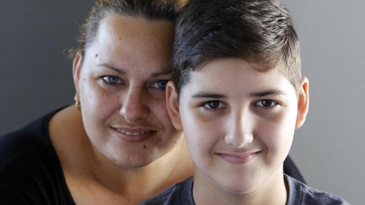 Yadira Rivera y su hijo Maykel Sosa, que arribaron a Miami este año después de hacer el viaje desde Cuba a Ecuador y luego de atravesar varios países de Centroamérica. Como inmigrantes recién llegados, necesitan de todo para la casa.