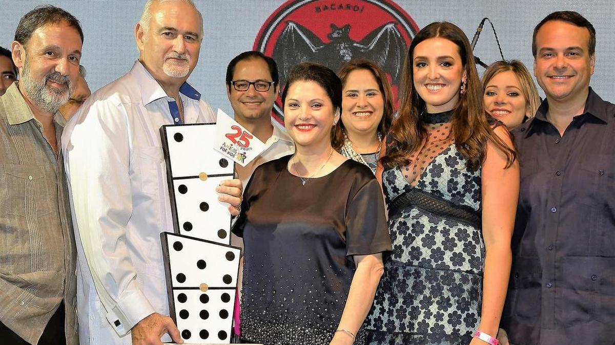 Pedro Capó, Eddie Cutillas, Bacardí U.S.A. Sr. Director Community Relations, Rosa María Plasencia, Nicole Valls y Jorge Plasencia.