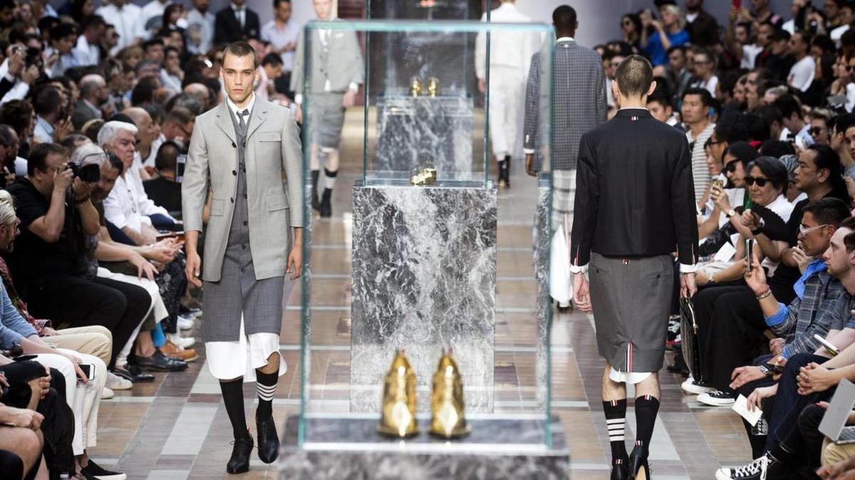 Los modelos presentan creaciones de la Colección Primavera / Verano 2018 del diseñador estadounidense Thom Browne durante la Semana de la Moda Masculina de París, París, Francia, 25 de junio de 2017.