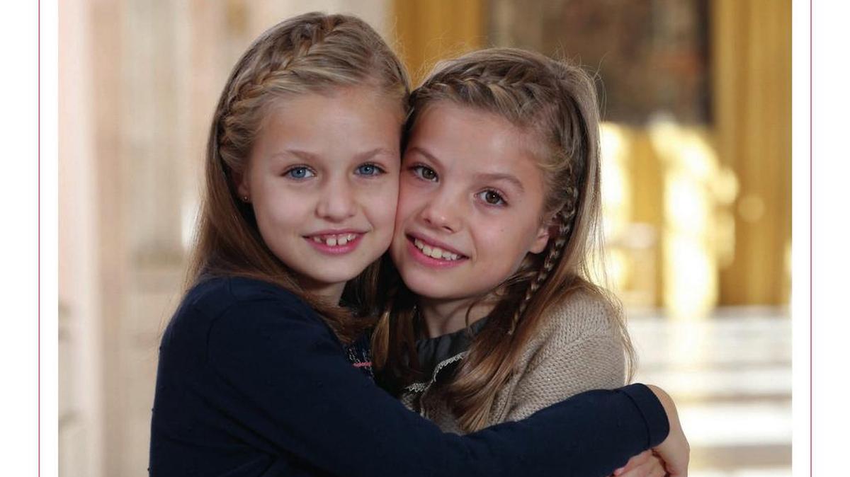 Felicitación de Navidad de Sus Majestades los Reyes Don Felipe y Doña Letizia con una fotografía de Su Alteza Real la Princesa de Asturias y Su Alteza Real la Infanta Doña Sofía, que fue realizada en el Palacio Real de Madrid por el equipo de Fotografía de la Casa de Su Majestad el Rey.