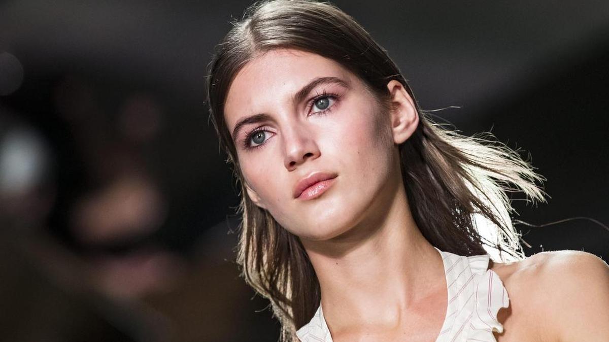 Una modelo luce una creación de la colección Primavera/Verano 2016 de la diseñadora francesa Isabel Marant durante la Semana de la Moda de París el 29 de septiembre de 2016.