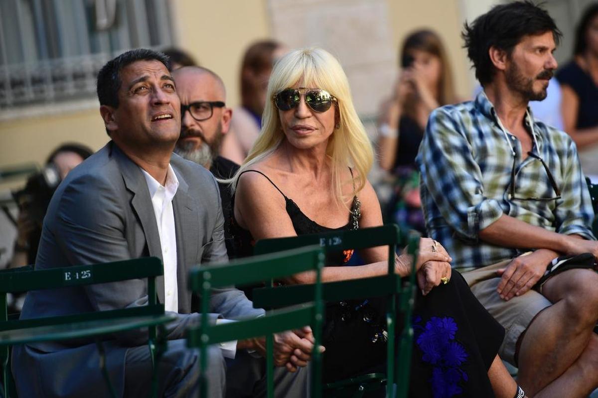 La diseñadora Donatella Versace asiste a un ensayo de su desfile para la moda de hombres Spring/Summer 2018, el 17 de junio de 2017 en Milan.